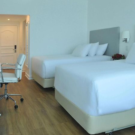 فندق إن إتش كوليكشين بلازا سانتياغو المظهر الخارجي الصورة A room at the hotel