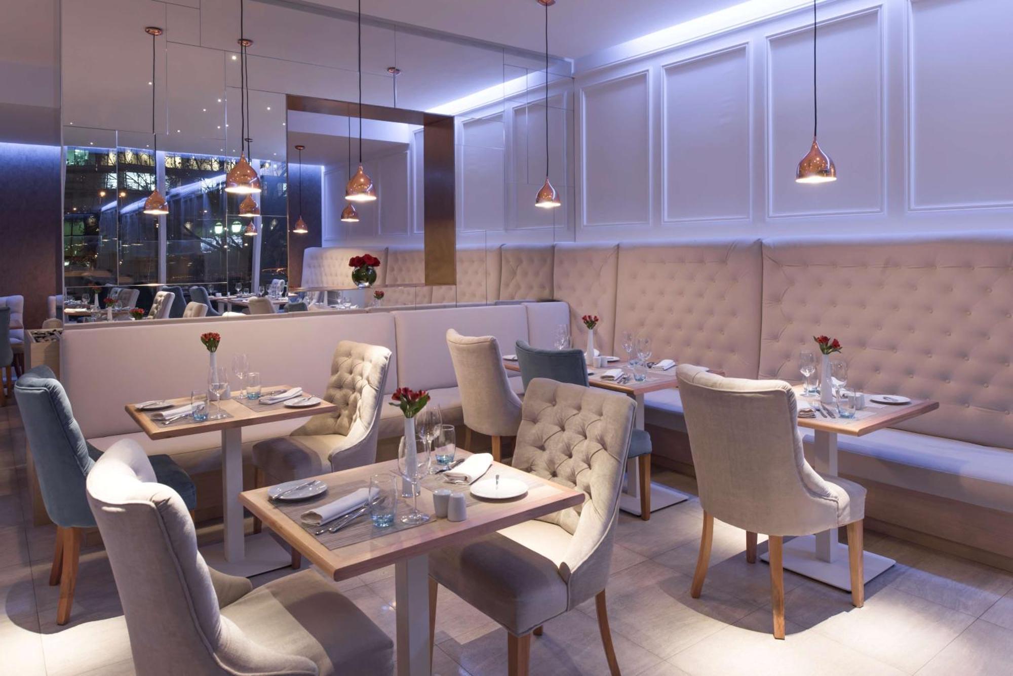 فندق إن إتش كوليكشين بلازا سانتياغو المظهر الخارجي الصورة Interior of the restaurant