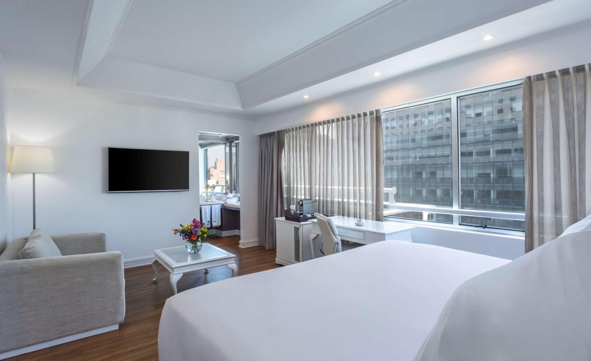 فندق إن إتش كوليكشين بلازا سانتياغو المظهر الخارجي الصورة A room at the hotel