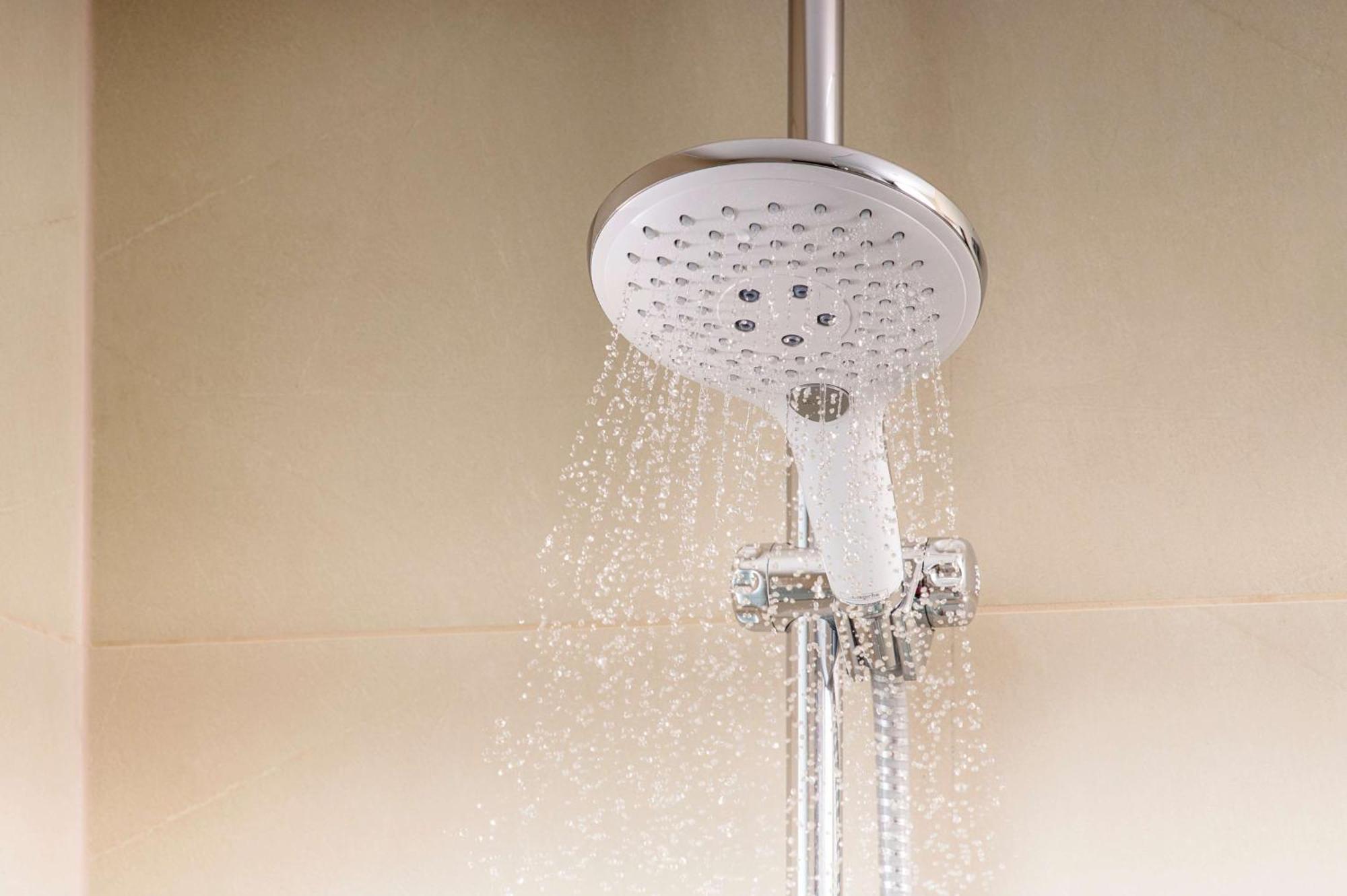فندق إن إتش كوليكشين بلازا سانتياغو المظهر الخارجي الصورة A shower in operation