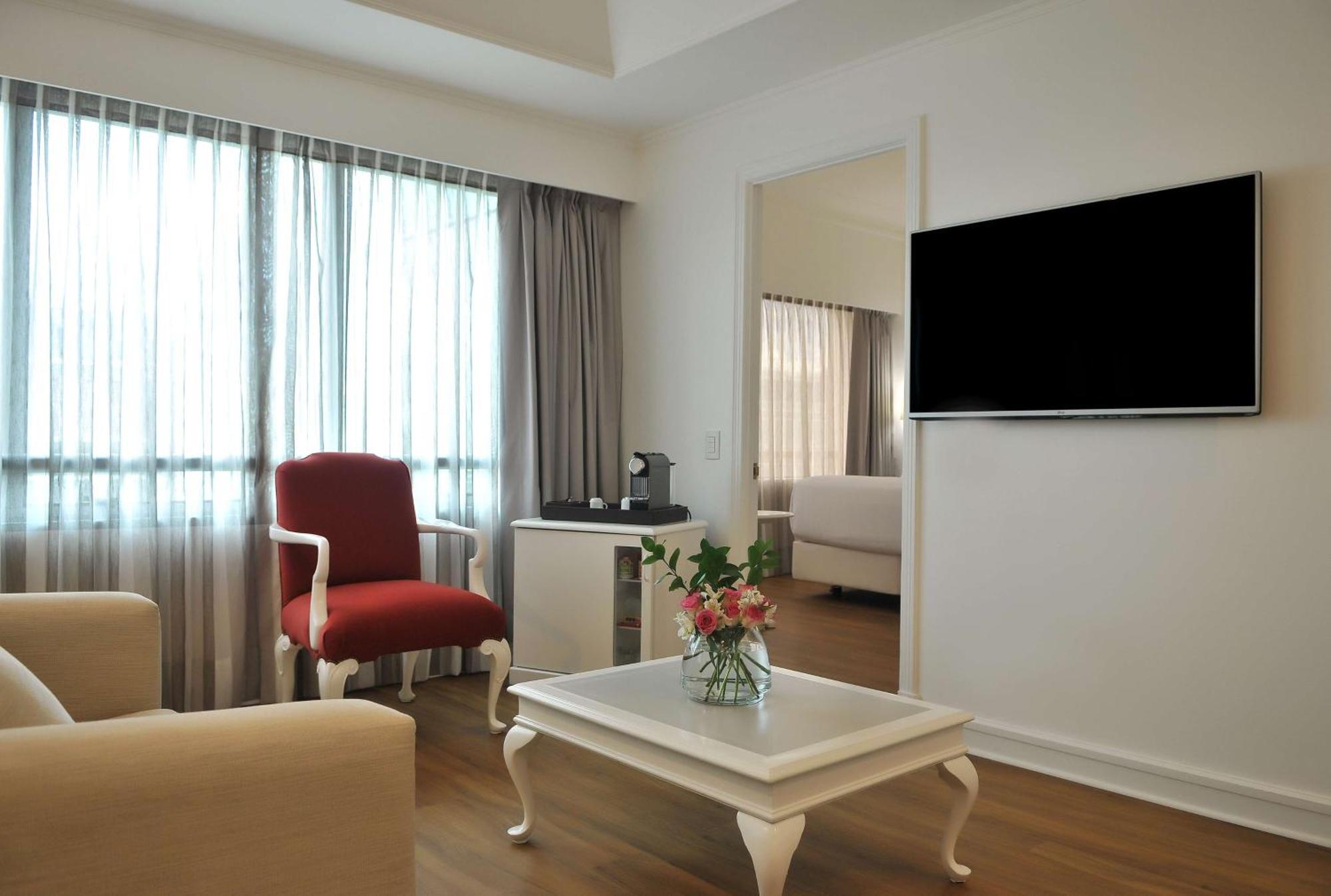 فندق إن إتش كوليكشين بلازا سانتياغو المظهر الخارجي الصورة A room at the hotel