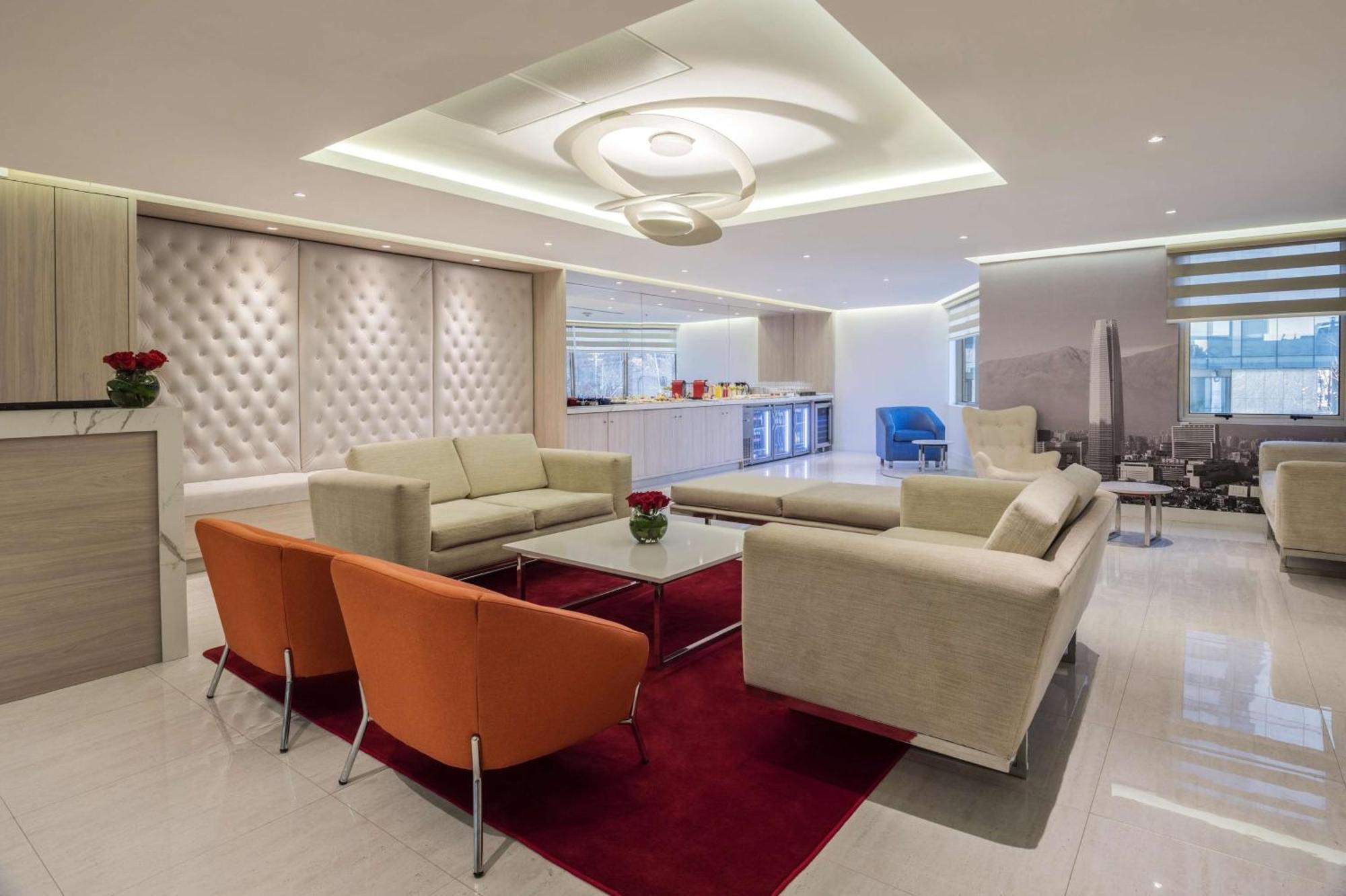 فندق إن إتش كوليكشين بلازا سانتياغو المظهر الخارجي الصورة The interior of the club