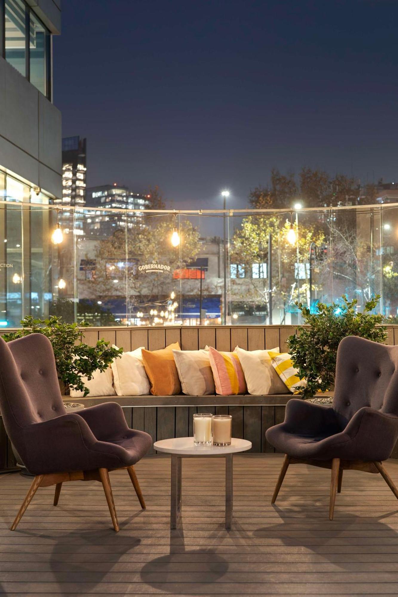 فندق إن إتش كوليكشين بلازا سانتياغو المظهر الخارجي الصورة The balcony of a penthouse apartment