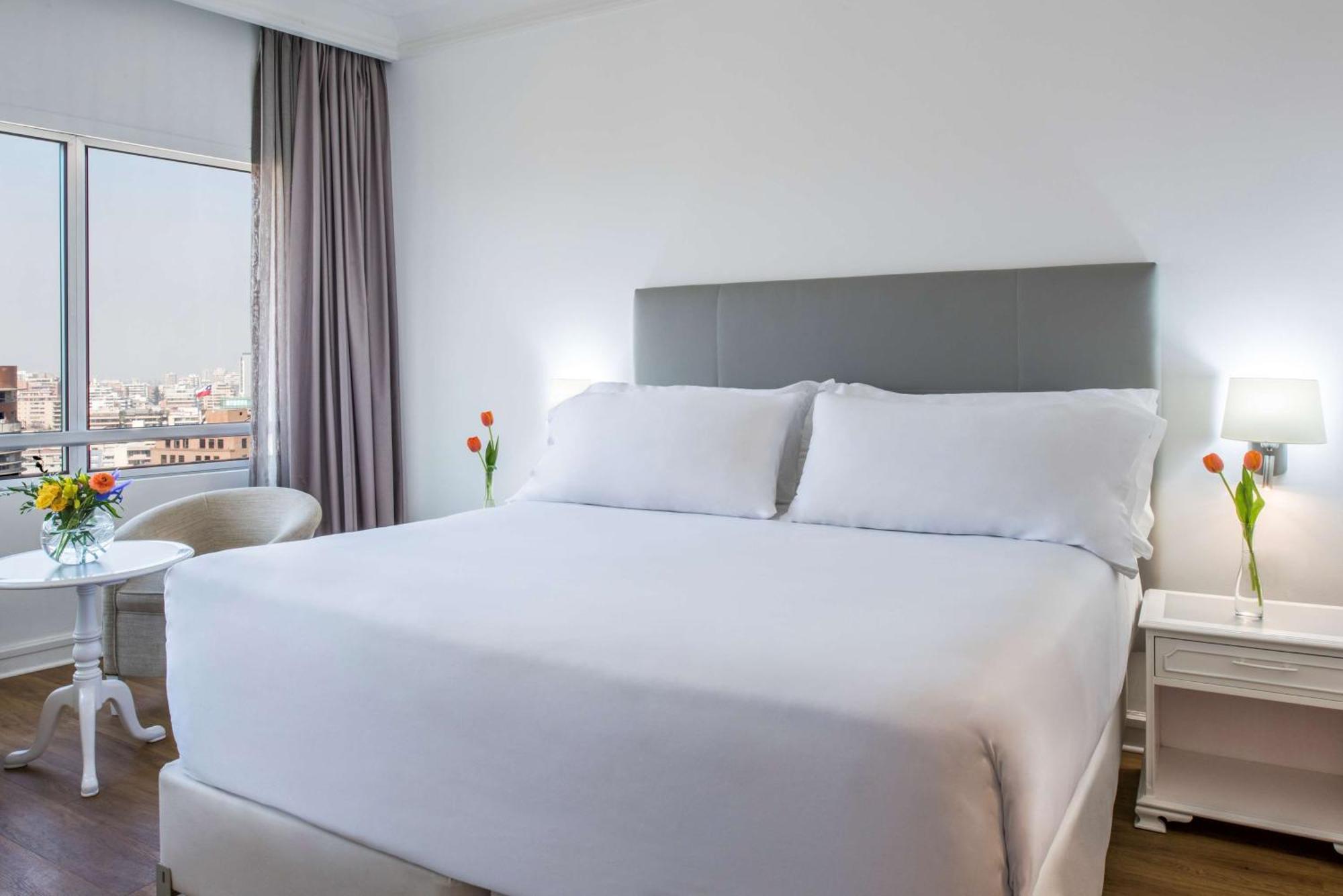 فندق إن إتش كوليكشين بلازا سانتياغو المظهر الخارجي الصورة A room at the hotel