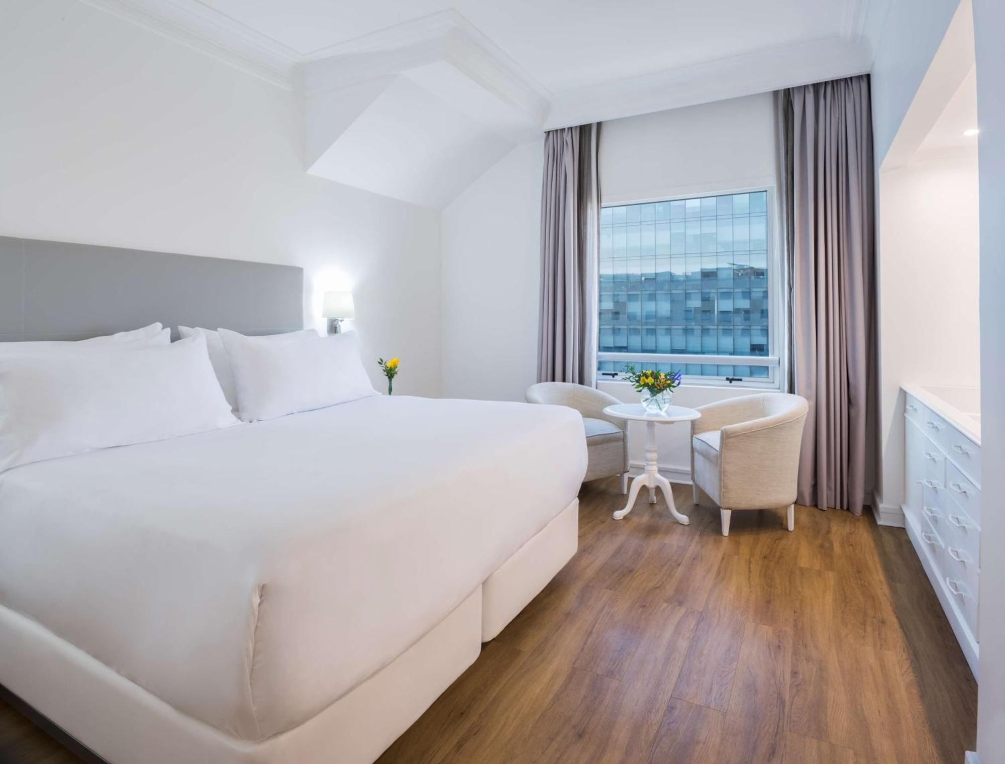فندق إن إتش كوليكشين بلازا سانتياغو المظهر الخارجي الصورة A room at the hotel