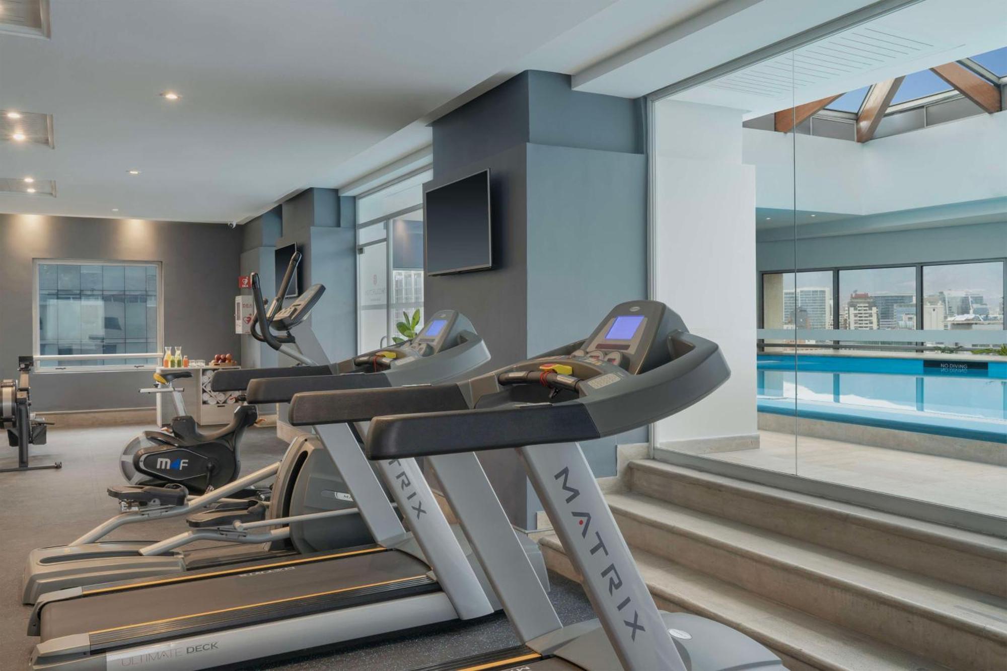 فندق إن إتش كوليكشين بلازا سانتياغو المظهر الخارجي الصورة The gym at the hotel