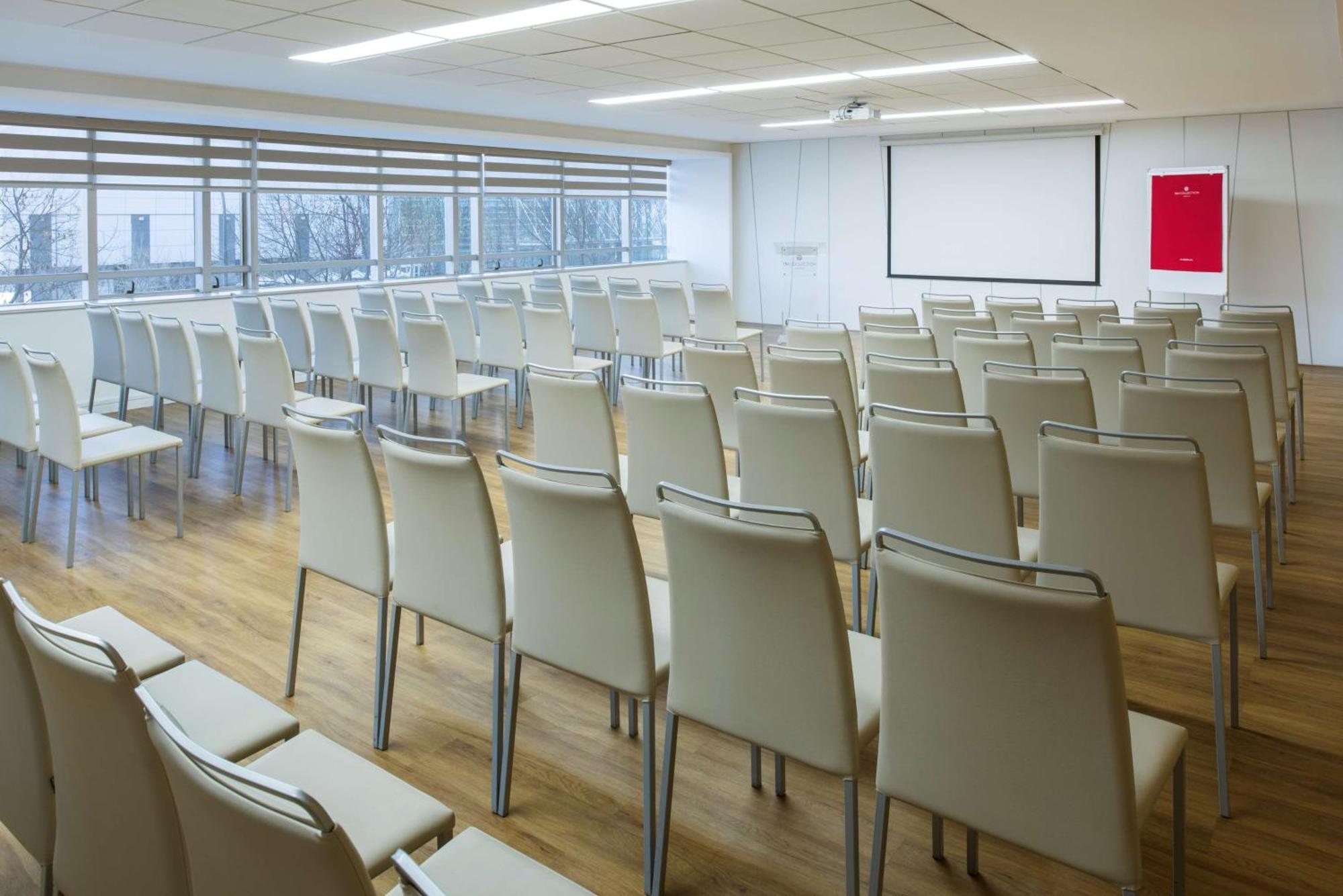 فندق إن إتش كوليكشين بلازا سانتياغو المظهر الخارجي الصورة The auditorium