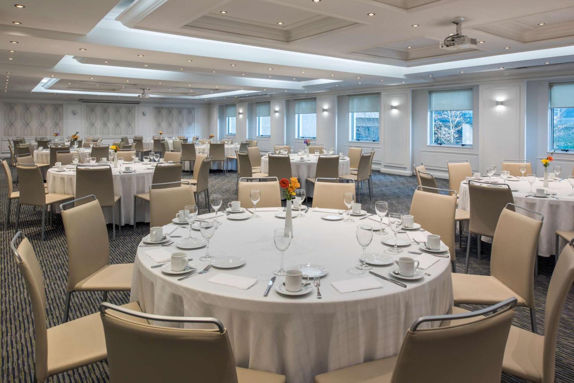 فندق إن إتش كوليكشين بلازا سانتياغو المظهر الخارجي الصورة The ballroom at the Royal Automobile Club