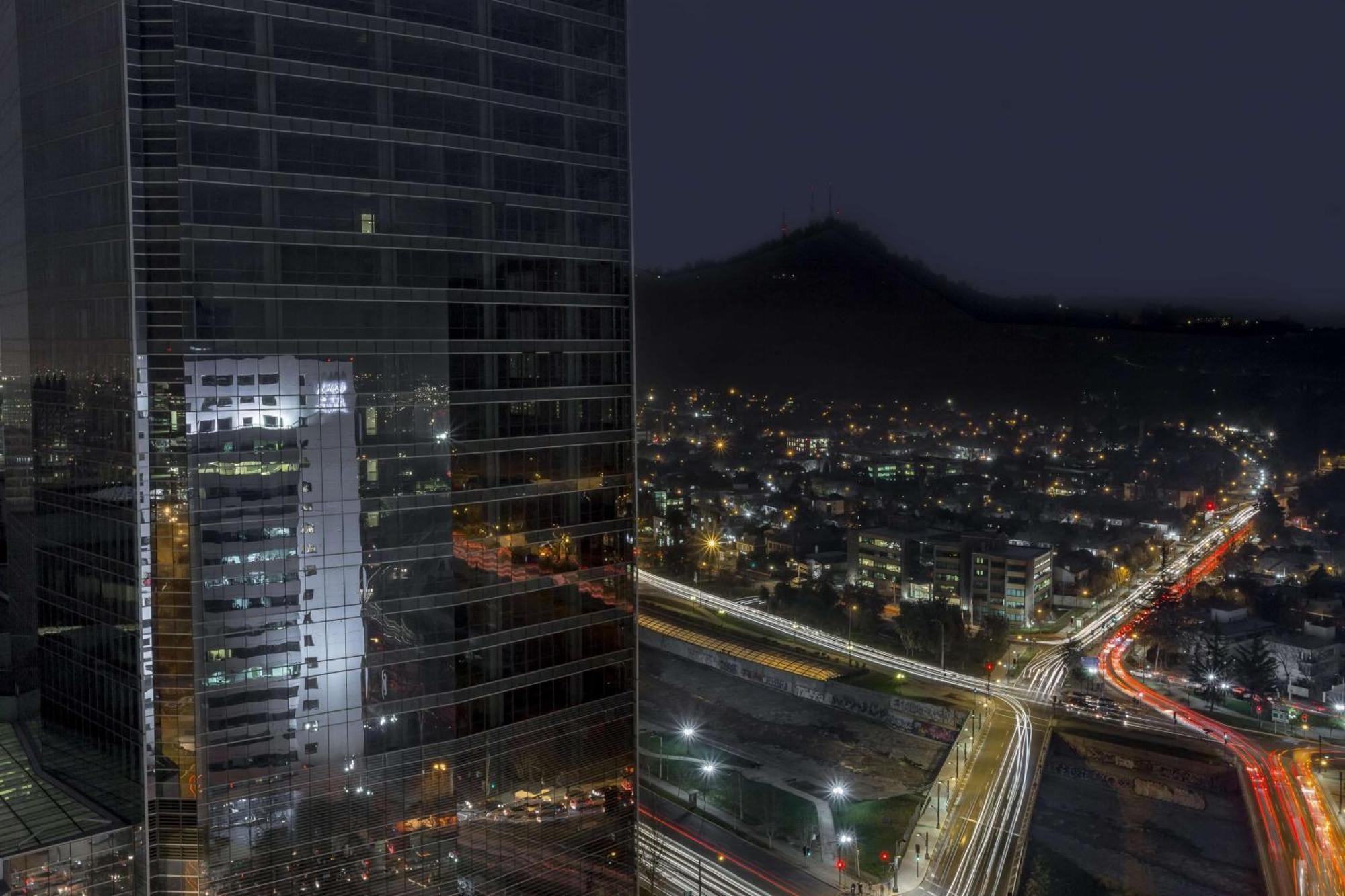 فندق إن إتش كوليكشين بلازا سانتياغو المظهر الخارجي الصورة View of the complex at night