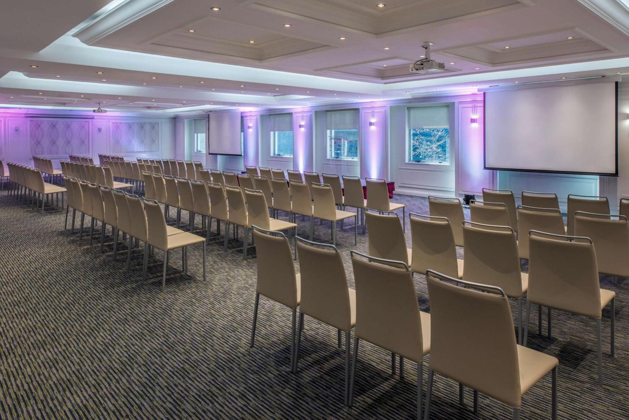 فندق إن إتش كوليكشين بلازا سانتياغو المظهر الخارجي الصورة The London Business School's main conference room