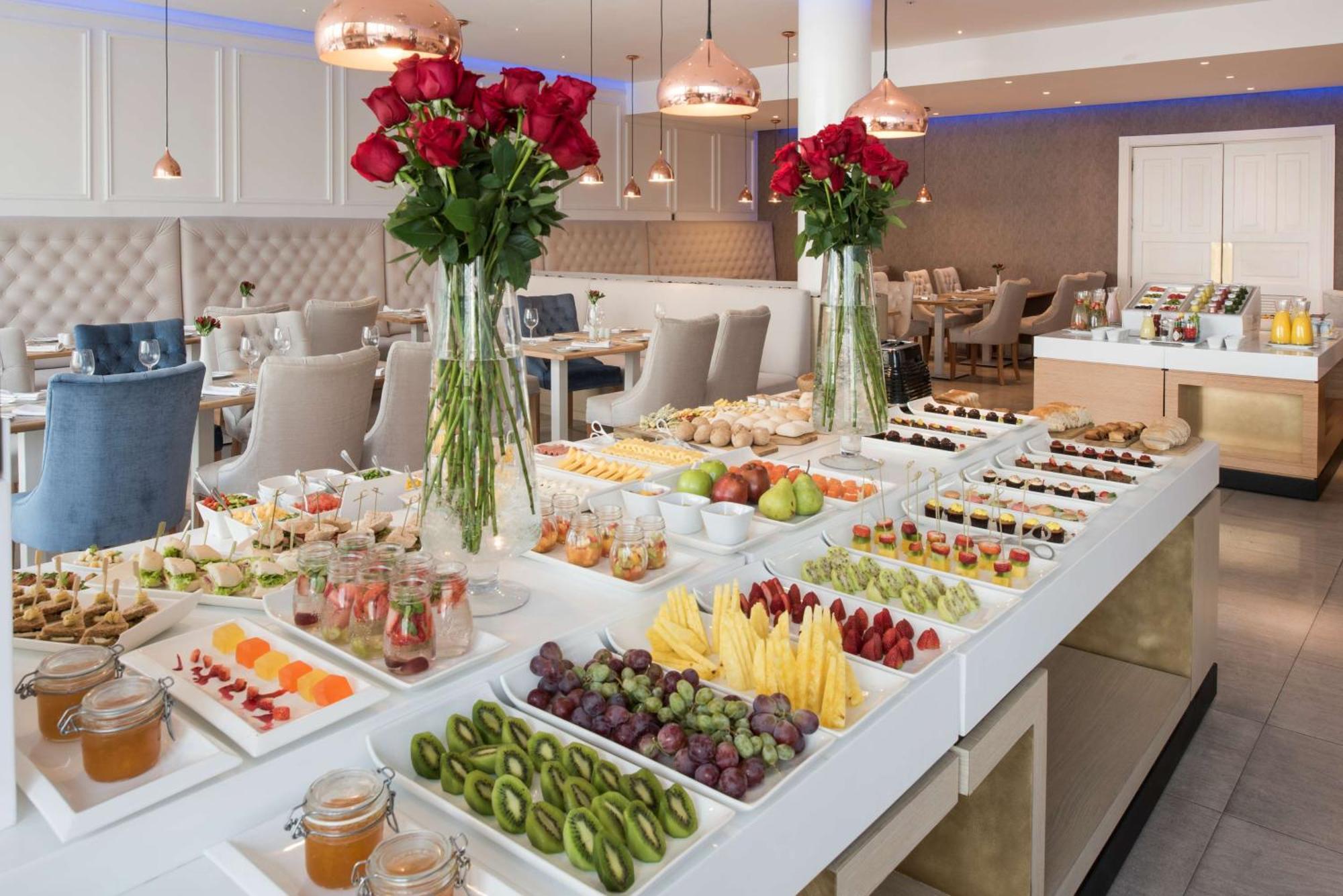 فندق إن إتش كوليكشين بلازا سانتياغو المظهر الخارجي الصورة A buffet at a hotel