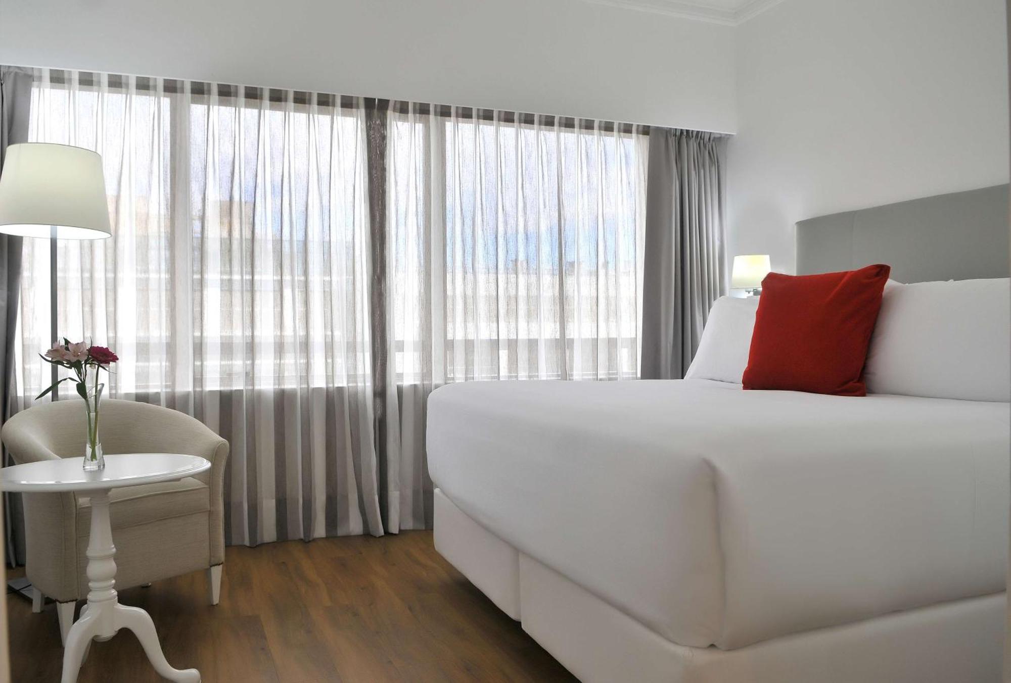 فندق إن إتش كوليكشين بلازا سانتياغو المظهر الخارجي الصورة A room at the hotel