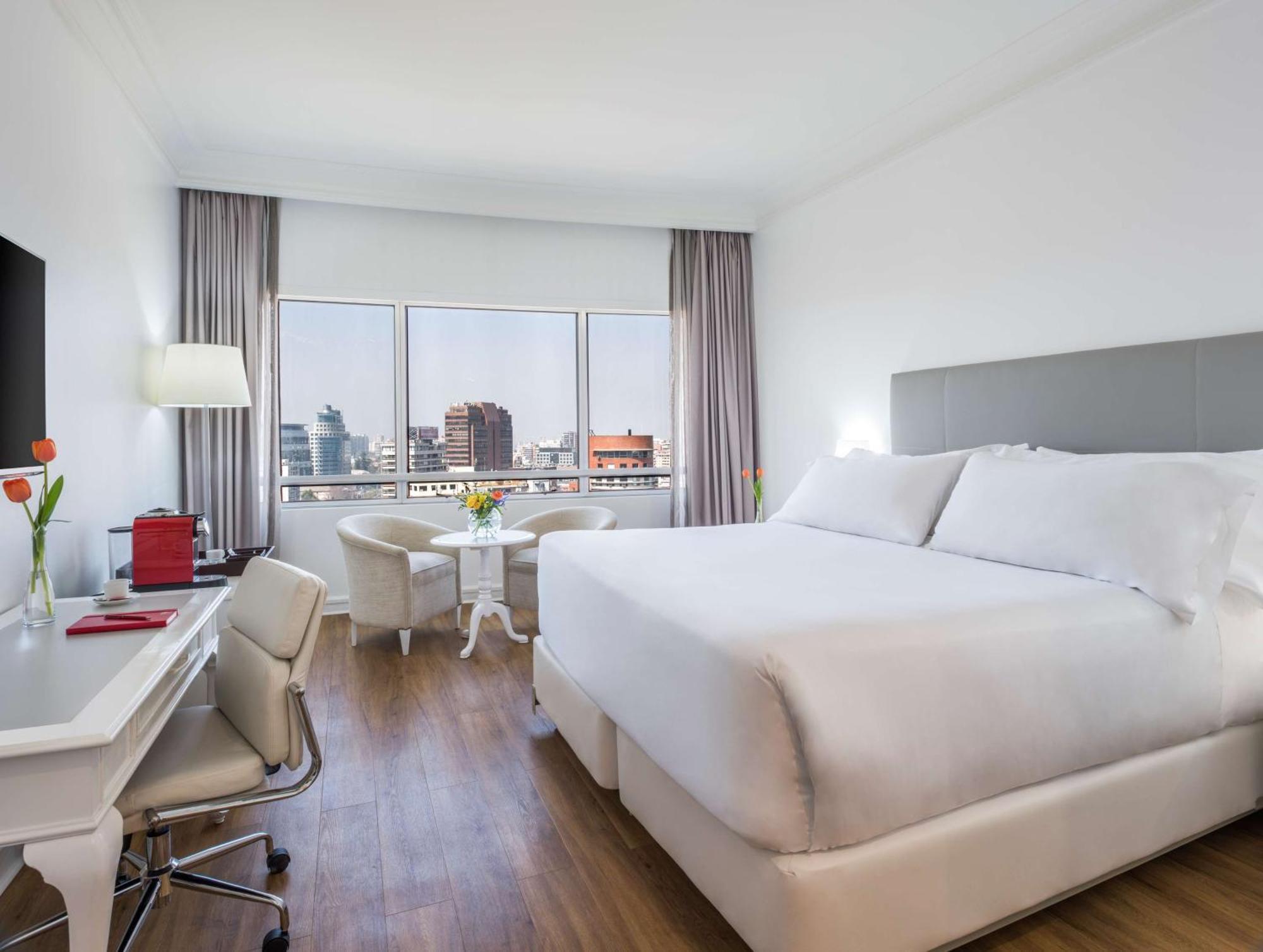 فندق إن إتش كوليكشين بلازا سانتياغو المظهر الخارجي الصورة A room at the hotel