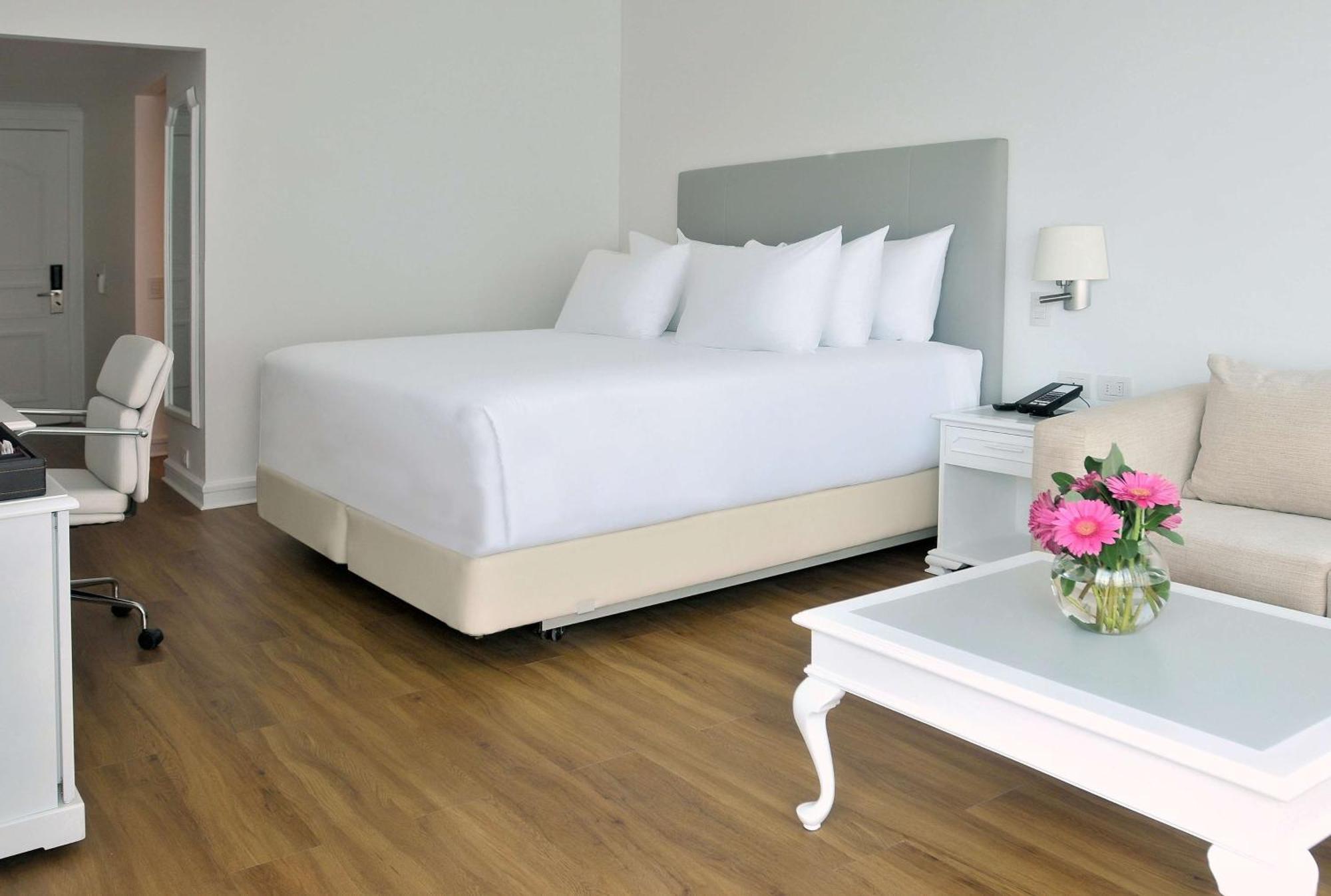 فندق إن إتش كوليكشين بلازا سانتياغو المظهر الخارجي الصورة A room at the hotel
