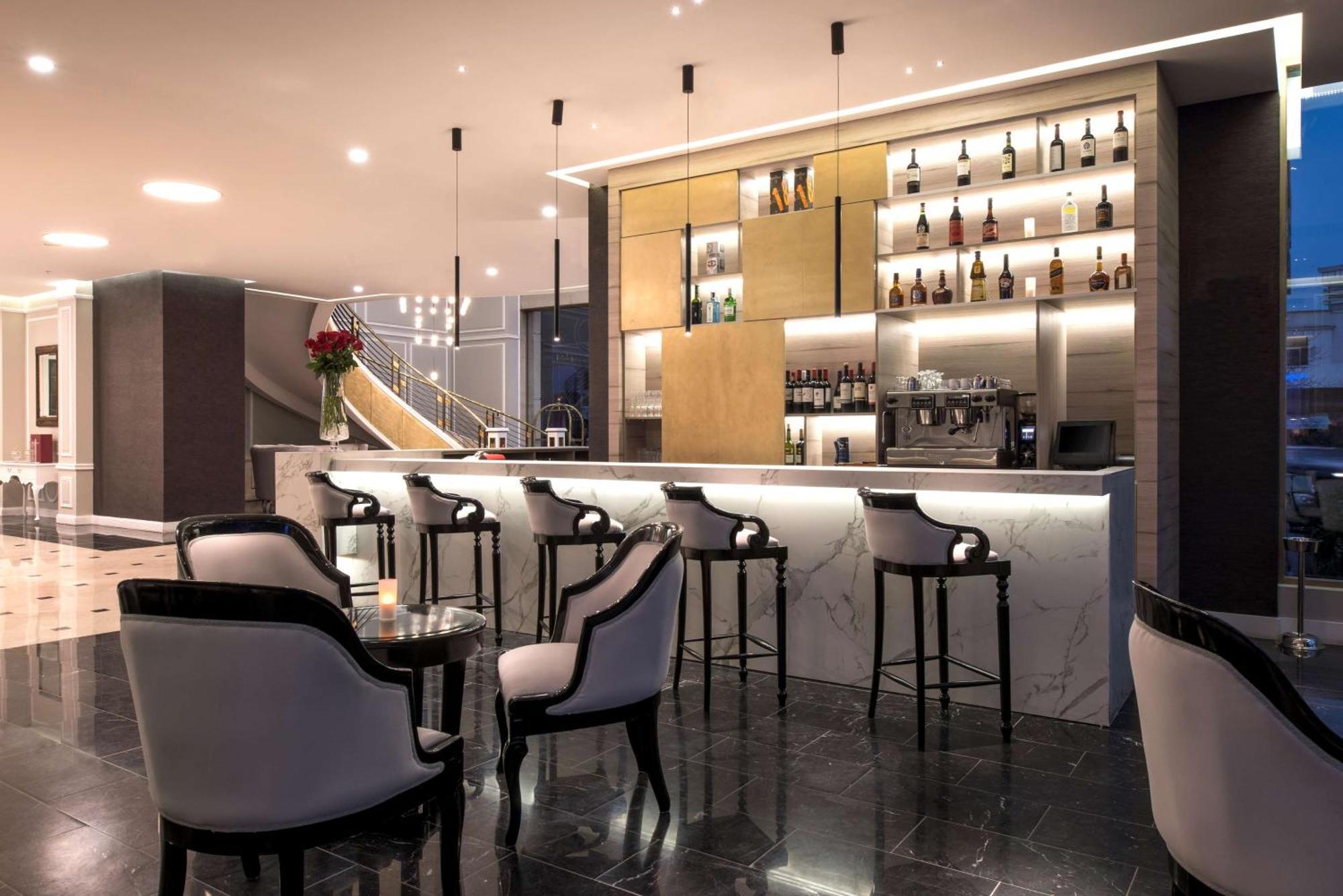فندق إن إتش كوليكشين بلازا سانتياغو المظهر الخارجي الصورة The bar at the 100 Queen's Gate