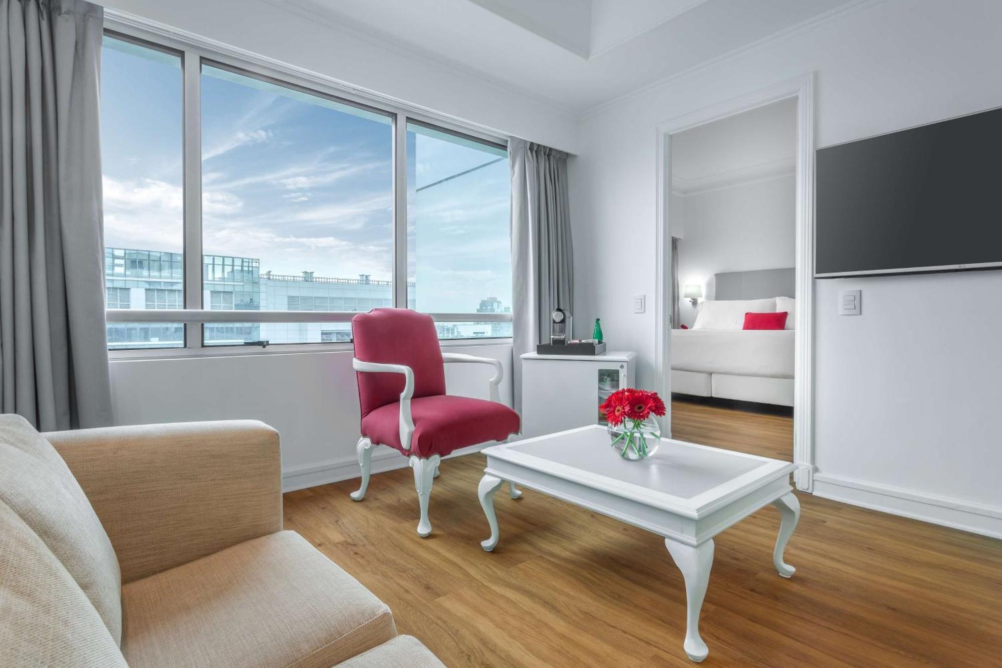 فندق إن إتش كوليكشين بلازا سانتياغو المظهر الخارجي الصورة A room at the hotel