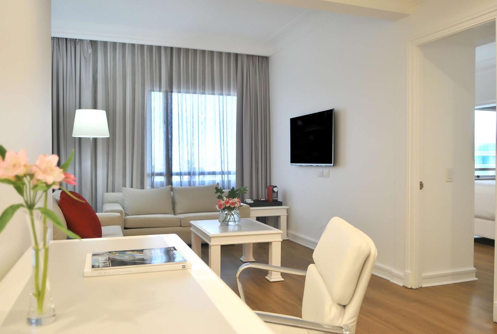 فندق إن إتش كوليكشين بلازا سانتياغو المظهر الخارجي الصورة A living room in a serviced apartment in Athens, Greece